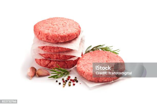 Polpette Di Hamburger Crude Su Sfondo Bianco - Fotografie stock e altre immagini di Hamburger - Hamburger, Manzo macinato, Hamburger di manzo