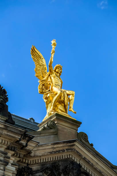 statua d'oro di eros - sculpture statue cupid gold foto e immagini stock