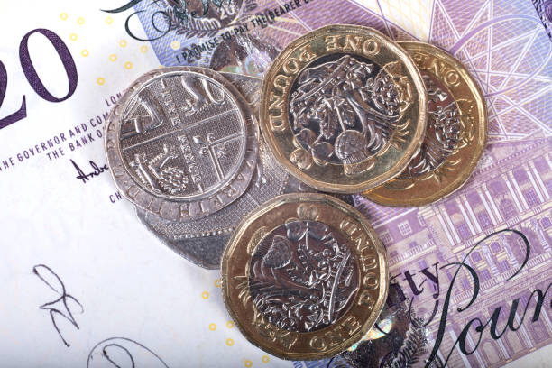 istock Coins of GPB over banknote 822756916