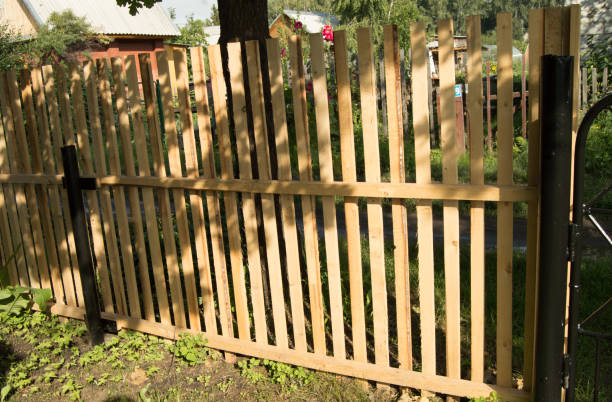 nuova recinzione picchetto e pali di metallo nero, costruiti in giardino - picket fence grass gardens nature foto e immagini stock