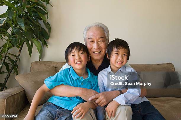 Foto de Avô Com Dois Grandsons e mais fotos de stock de Família - Família, Avós e Avôs, Cidade de Los Angeles