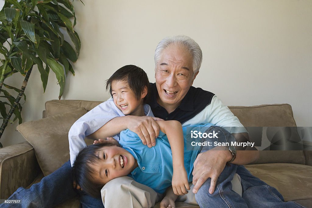 Großvater spielen mit zwei grandso - Lizenzfrei Großeltern Stock-Foto