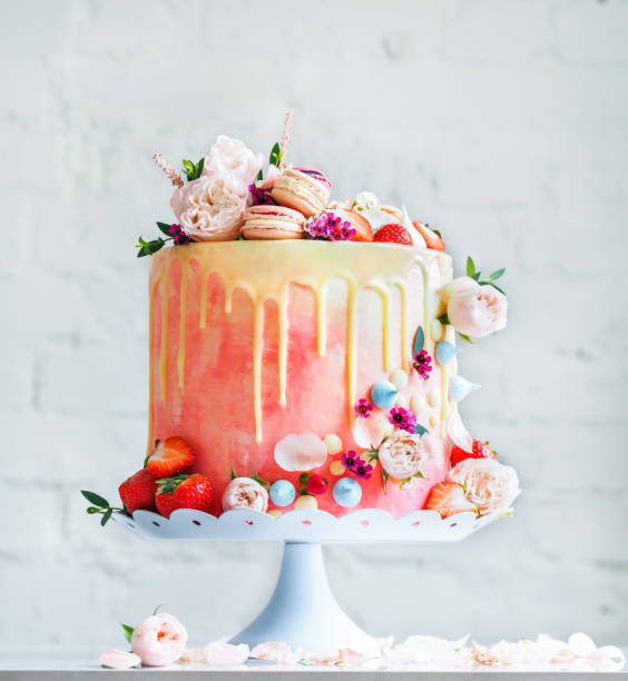 블루베리와 꽃 macarons 웨딩 케이크 - table top shot 뉴스 사진 이미지