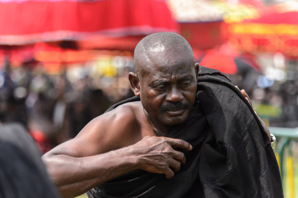 menschen bei der gedenkfeier gewidmet die königin-mutter des königreiches asante, ghana - 16085 stock-fotos und bilder