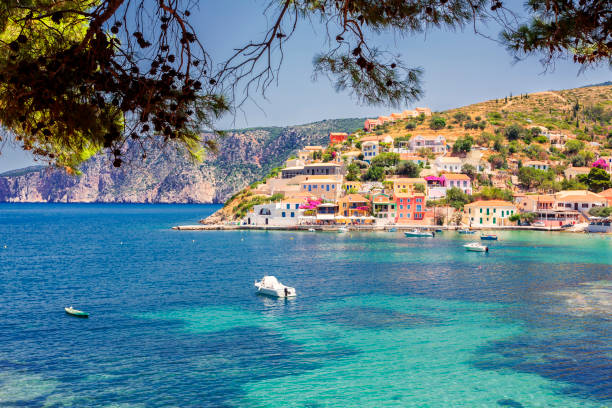 ケファロニア島、ギリシャの assos カラフルな村の景色 - assos ストックフォトと画像