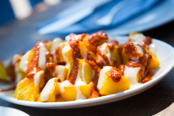 frische kartoffel essen mit tomatensauce - patatas bravas stock-fotos und bilder