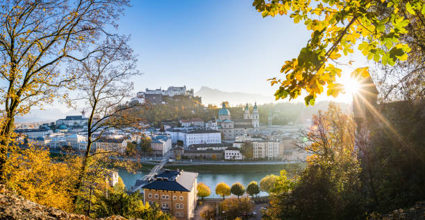 秋には、オーストリアのザルツブルク シティを望むパノラマ風景 - salzburg austria travel destinations famous place ストックフォトと画像