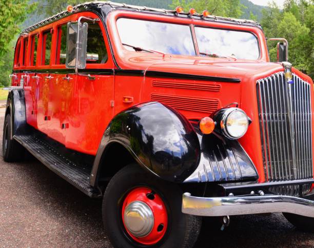 tour en bus rouge - us glacier national park montana bus park photos et images de collection