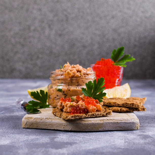 паштет копченого лосося - appetizer salmon smoked salmon cracker стоковые фото и изображения