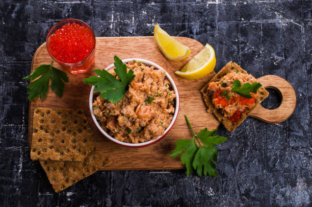 паштет копченого лосося - appetizer salmon smoked salmon cracker стоковые фото и изображения