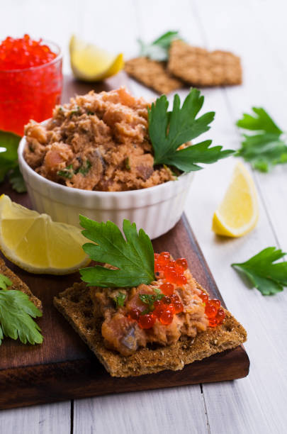 paté de salmón ahumado - appetizer salmon smoked salmon cracker fotografías e imágenes de stock