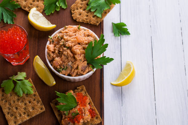 paté de salmón ahumado - appetizer salmon smoked salmon cracker fotografías e imágenes de stock