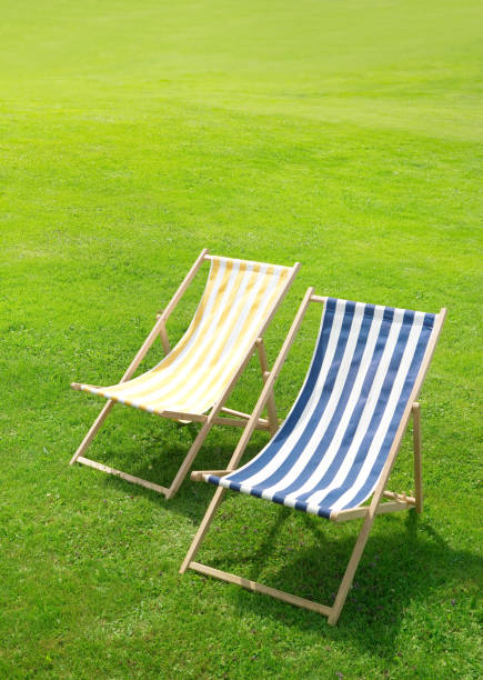 dwa leżaki na trawniku - deck chair summer grass outdoor chair zdjęcia i obrazy z banku zdjęć