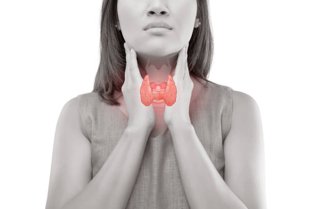 女性甲状腺コントロール。白い背景の上で孤立した者の喉の痛み。 - nasopharynx ストックフォトと画像