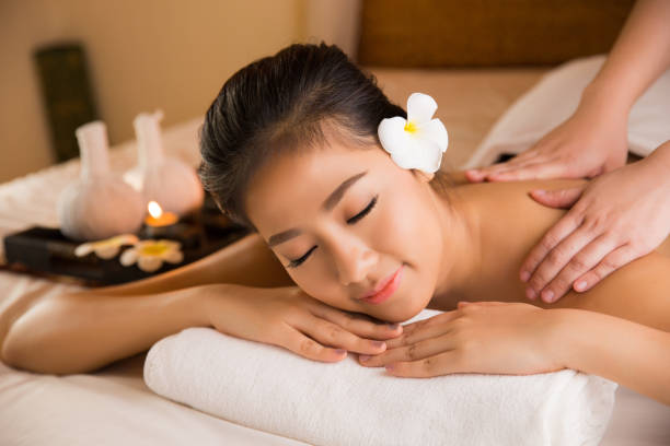 mulher asiática com massagem e spa conceito de tratamento de beleza do salão de beleza. ela está muito feliz - herbal compress balls - fotografias e filmes do acervo