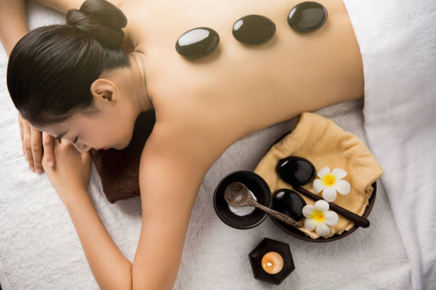 asiatische frau, die massage und spa-salon beauty behandlungskonzept. sie ist sehr glücklich - herbal compress balls stock-fotos und bilder