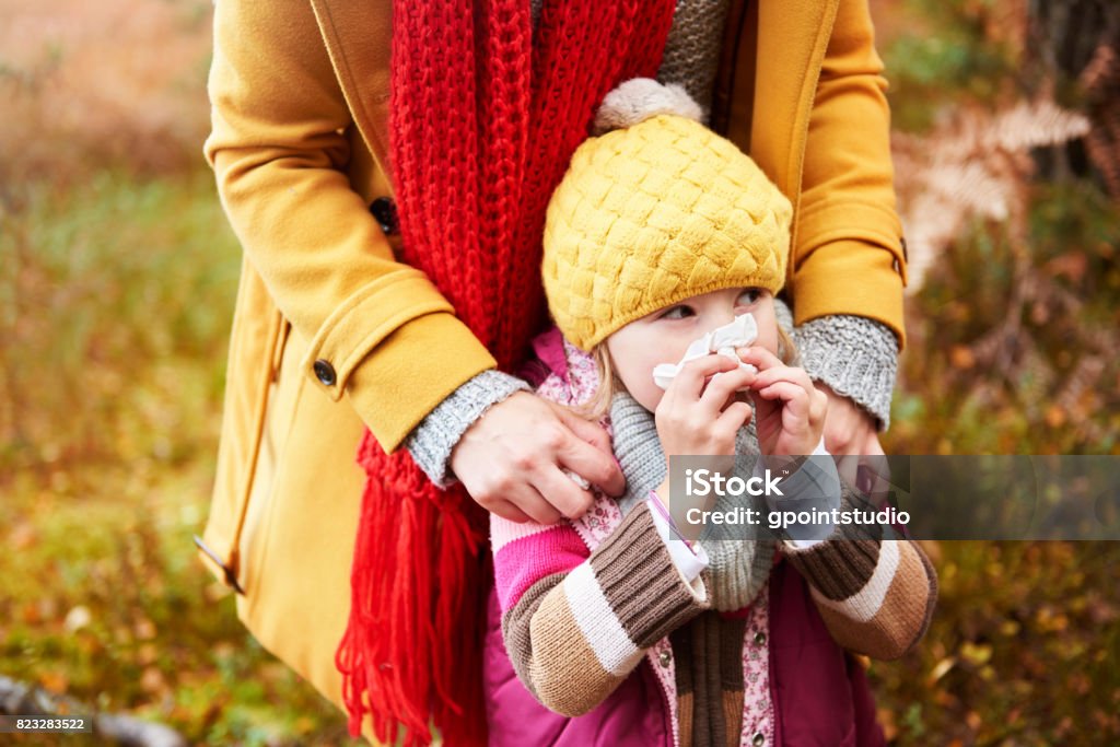 Mädchen, das im Herbst kalt - Lizenzfrei Erkältung und Grippe Stock-Foto
