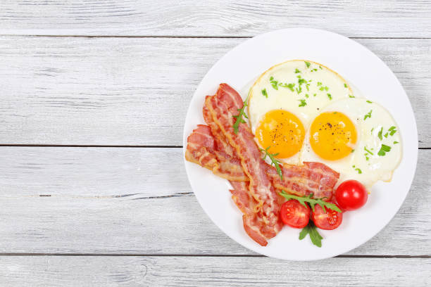 sunny side up jajka z boczkiem - breakfast eggs plate bacon zdjęcia i obrazy z banku zdjęć