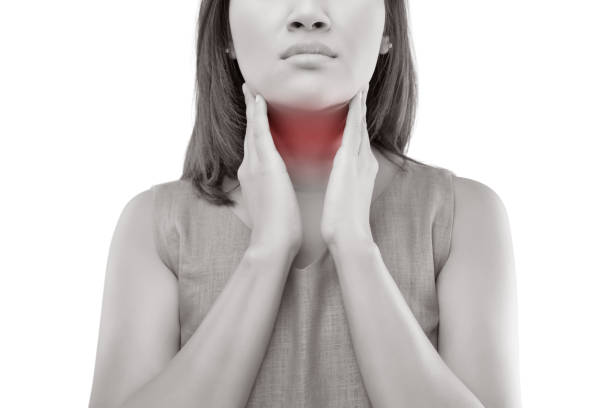 контроль щитовидной железы у женщин. боль в горле людей, изолированных на белом фоне. - goiter стоковые фото и изображения