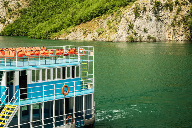 prom pasażerski z kamizelką ratunkową na drugim piętrze - life jacket isolated red safety zdjęcia i obrazy z banku zdjęć