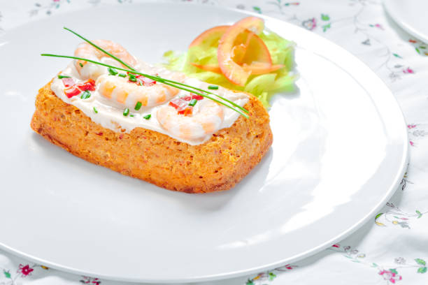 традиционный испанский рыбный торт. торт hake с помидорами, креветками, луком и салатным кремом. - tuna prepared fish mayonnaise restaurant стоковые фото и изображения