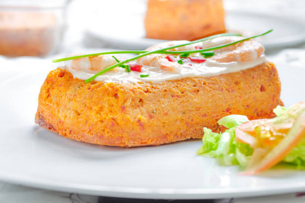 pastel de pescado. pastel de merluza con crema de tomate, camarones, cebollín y ensalada. - merluza fotografías e imágenes de stock