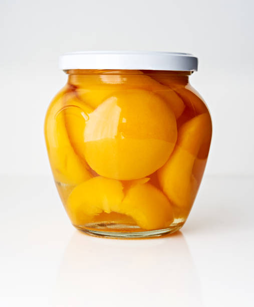 dosenpfirsiche in glas - can fruit peaches healthy eating stock-fotos und bilder