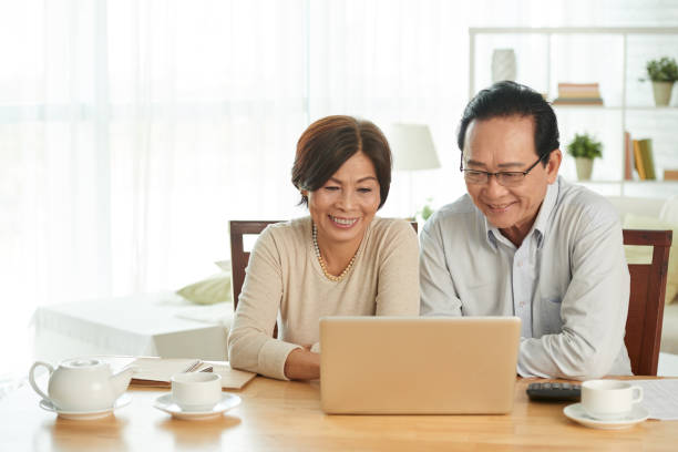 home accounting - computer two people asian ethnicity women imagens e fotografias de stock