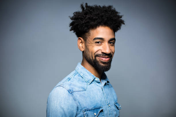 retrato de hombre feliz sobre fondo gris - afro man fotografías e imágenes de stock
