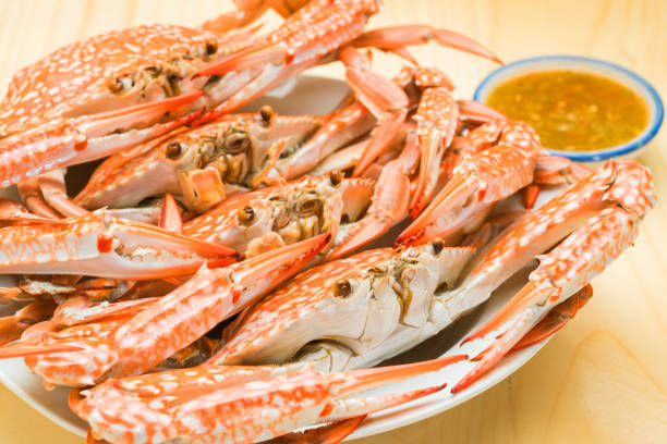 istock Flower crab group steamed on wood background 823304334