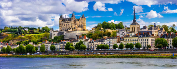 punti di riferimento della francia-panorama della città di saumur, valle della loira - french renaissance foto e immagini stock