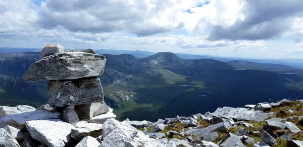 立つストーンの - republic of ireland mount errigal mountain landscape ストックフォトと画像