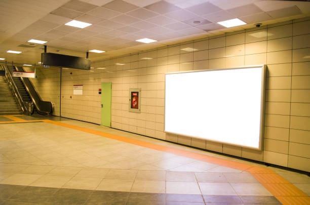 maquette affiche boîte lumineuse verticale dans la station de métro - pub metro paris photos et images de collection