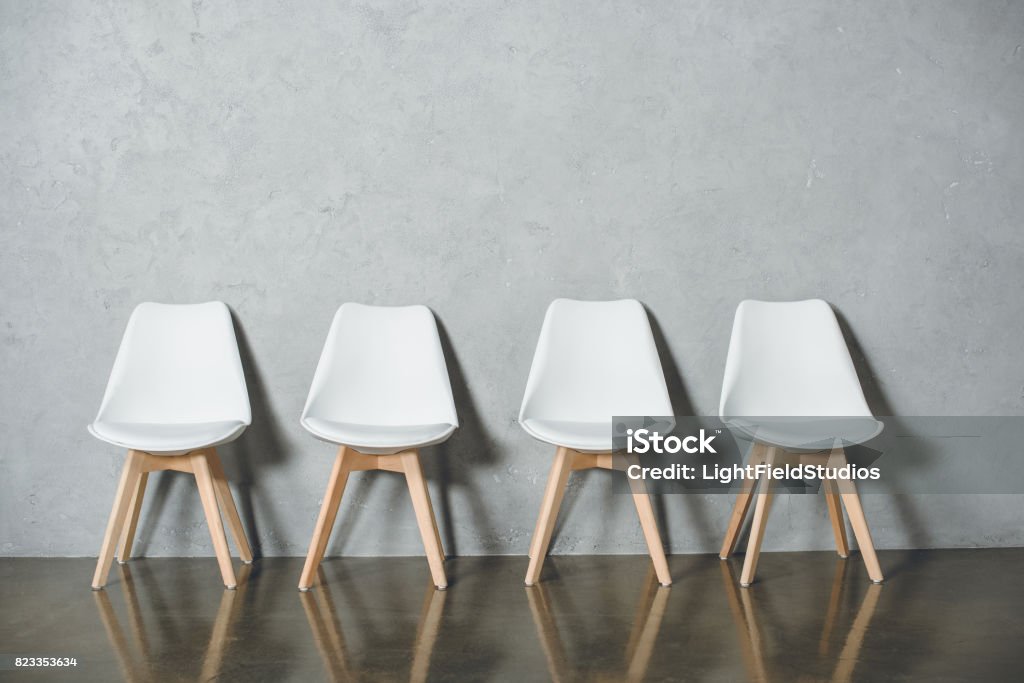 Entrevista de blanco sillas vacías para trabajo permanente en línea en sala de - Foto de stock de Silla libre de derechos