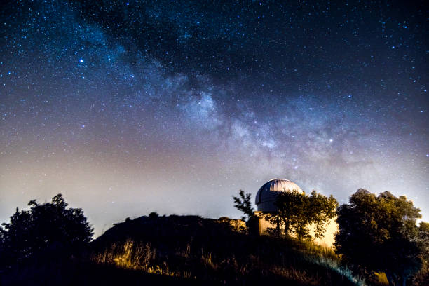 milkyway at night in the forest astrophotography - horizon observatory imagens e fotografias de stock