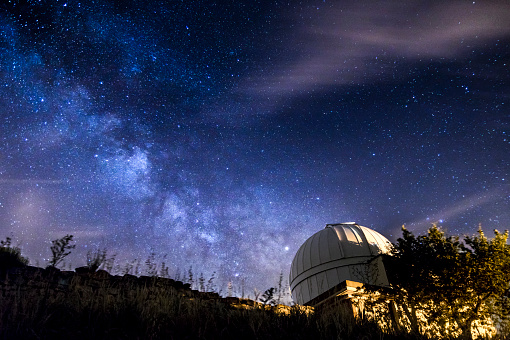 Milkyway en la noche en la astrofotografía de bosque photo