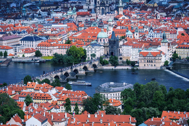 ponte carlo a praga, repubblica ceca. - hradcany castle prague czech republic spring foto e immagini stock