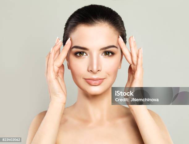 Photo libre de droit de Femme Modèle Parfait Avec Une Peau Saine Spa Beauté Soin Du Visage Et Concept De Cosmétologie banque d'images et plus d'images libres de droit de Visage