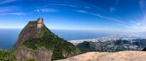 pedra da gávea e barra da tijuca - gavea mountain photos et images de collection