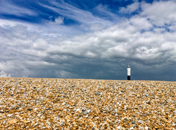 ペブル ビーチ、ロムニー、ケント、イギリスの灯台 - romney marsh ストックフォトと画像