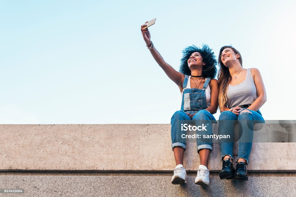 Belles femmes prenant un autoportrait dans la rue. - Photo de Amitié libre de droits