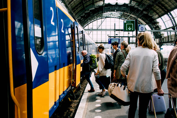 amigos, coger el tren en amsterdam - estación de tren fotografías e imágenes de stock