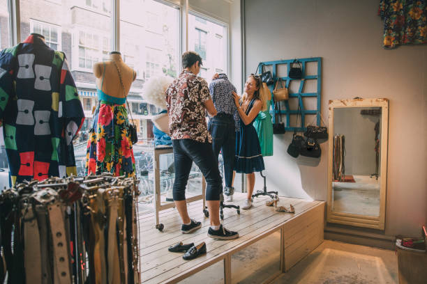 vestir a un maniquí en un escaparate - vintage attire fotografías e imágenes de stock