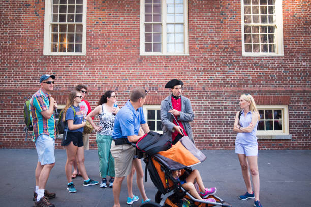 narrador en traje en el old state house en boston - boston declaration of independence history usa fotografías e imágenes de stock