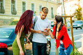 gruppe-von-freunden-viedeo-auf-smartphone.jpg?b=1&s=170x170&k=20&c=JURUQQx8J0gqlkPkKAassdTbJTZg6PzMb8o1h1Lni-o=