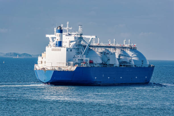 lng-tanker verläuft von singapur strait. - tankschiff stock-fotos und bilder