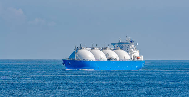 lng-tanker verläuft von singapur strait. - tankschiff stock-fotos und bilder