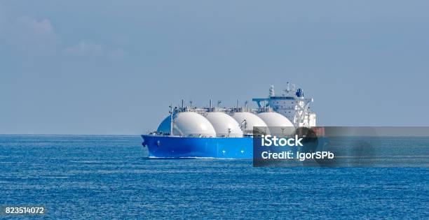 Lngtanker Verläuft Von Singapur Strait Stockfoto und mehr Bilder von Flüssigerdgas - Flüssigerdgas, Tankschiff, Schiff