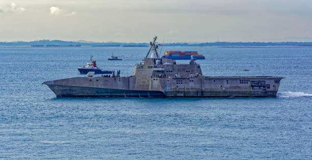 싱가포르 해협에 있는 현대 전함. - us naval academy 뉴스 사진 이미지