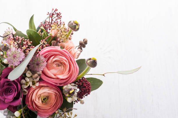 밝은 배경에 주석 낯 짝에 꽃의 꽃다발 - cut flowers rose purple flower arrangement 뉴스 사진 이미지